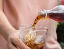 Artikel kali ini memberikan beberapa tips dan cara aman minum soda tanpa membahayakan kesehatan Anda sesuai anjuran yang disarankan.
