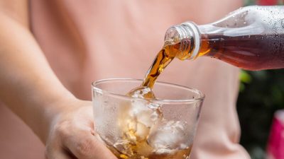 Artikel kali ini memberikan beberapa tips dan cara aman minum soda tanpa membahayakan kesehatan Anda sesuai anjuran yang disarankan.