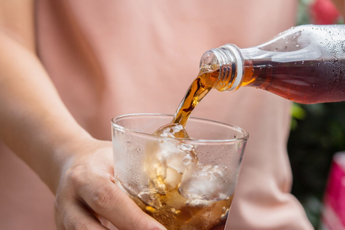 Artikel kali ini memberikan beberapa tips dan cara aman minum soda tanpa membahayakan kesehatan Anda sesuai anjuran yang disarankan.