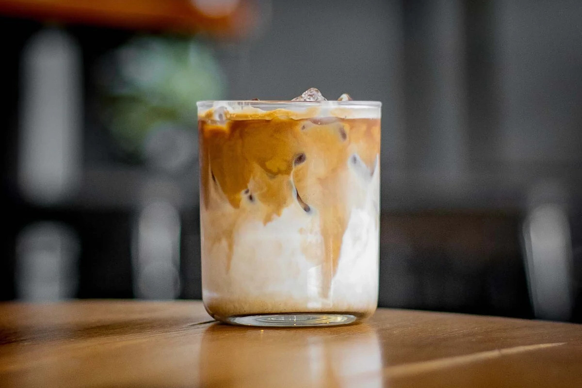 Artikel kali ini membahas mengenai beberapa jenis minuman terlaris yang paling sering dipesan atau dibeli oleh orang di Indonesia.