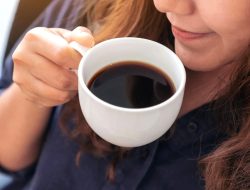 Artikel kali ini membahas mengenai kafein dalam kehidupan sehari-hari mulai dari manfaat, efek samping, hingga tips mengonsumsinya.