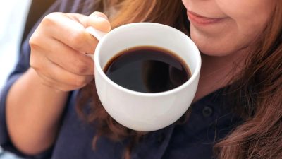 Artikel kali ini membahas mengenai kafein dalam kehidupan sehari-hari mulai dari manfaat, efek samping, hingga tips mengonsumsinya.