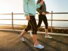 Dua orang yang sedang berjalan / iStockphoto