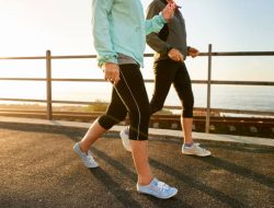 Dua orang yang sedang berjalan / iStockphoto