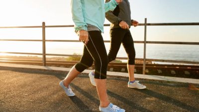 Dua orang yang sedang berjalan / iStockphoto