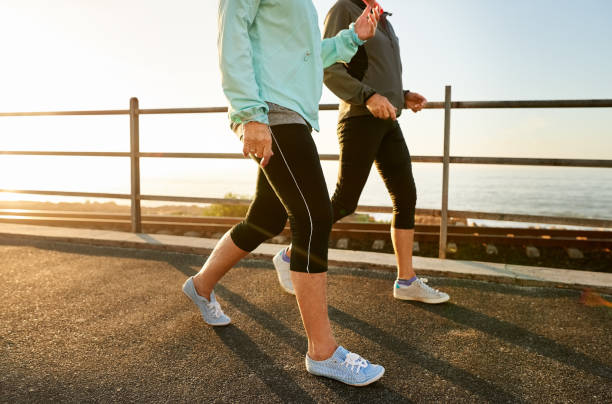 Dua orang yang sedang berjalan / iStockphoto