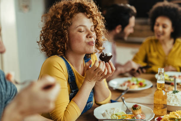 Ilustrasi Menikmati Hidangan Makanan / iStockphoto