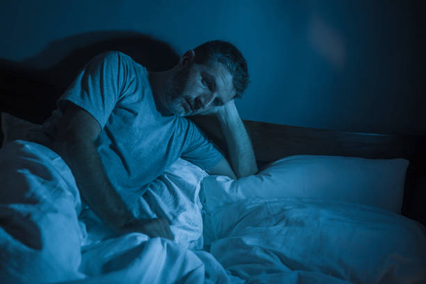 Seorang pria yang terbagun di malam hari / iStockphoto