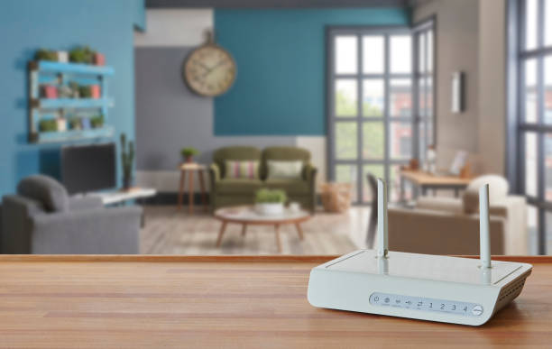 Modem dan kotak router di atas meja / istockphoto