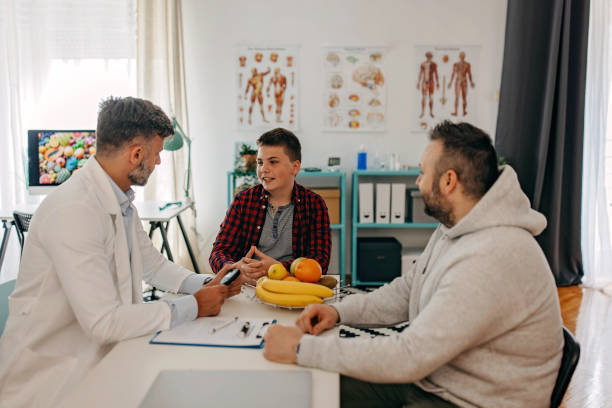 Seorang ayah yang mengantarkan anaknya konsultasi ke dokter / iStockphoto
