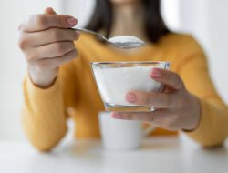 Gula dalam mangkok / istockphoto