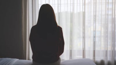 Seorang Wanita Depresi didalam kamar / iStockphoto
