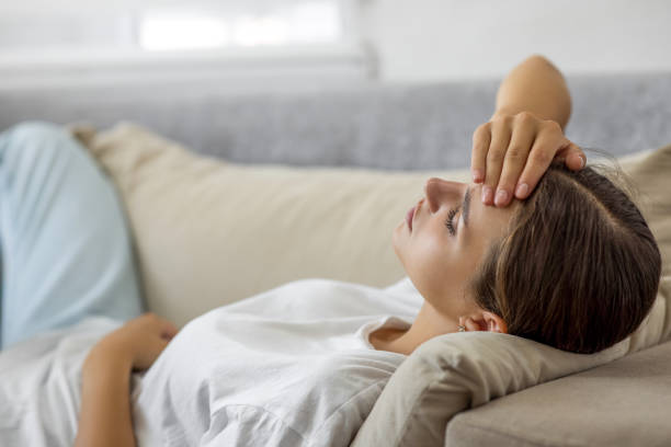 Wanita berbaring di sofa / iStockphoto