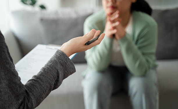 Dokter psikolog memeriksa dan mendengarkan dan berbicara dengan pasien / iStockphoto