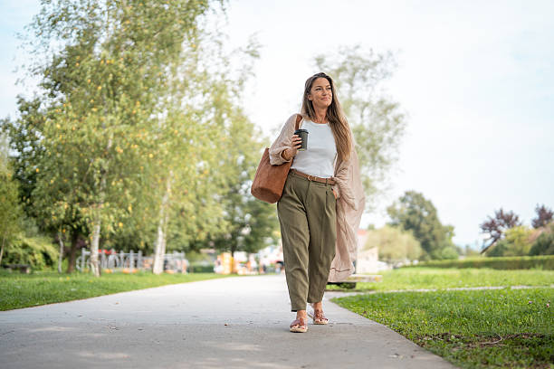 Seorang wanita yang meluangkan waktu untuk jalan kaki / iStockphoto