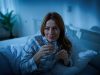 Seorang wanita sedang minum air putih sebelum tidur / iStockphoto