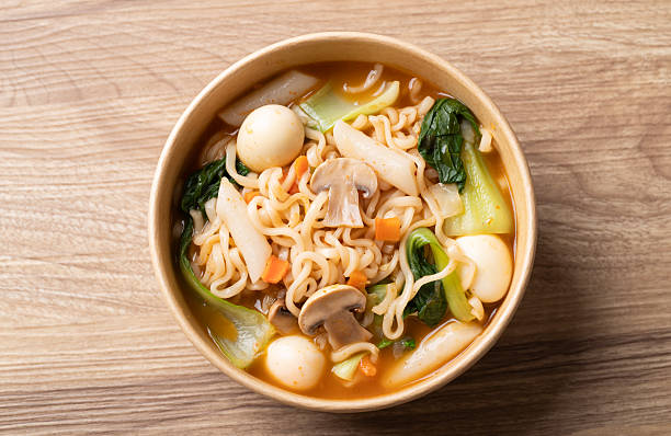 Sup mie instan dengan bok choy, jamur champignon, telur puyuh, dan Tteokbokki / iStockphoto