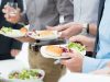 Ilustrasi Makan Sambil Beridir / iStockphoto