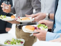 Ilustrasi Makan Sambil Beridir / iStockphoto