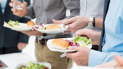 Ilustrasi Makan Sambil Beridir / iStockphoto