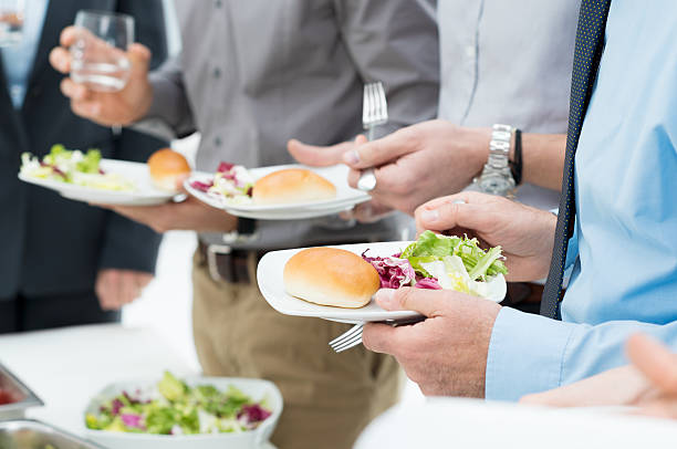 Ilustrasi Makan Sambil Beridir / iStockphoto
