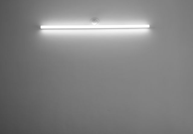 Foto minimalis hitam dan putih yang menampilkan lampu fluorescent di dinding / pexels-abshky