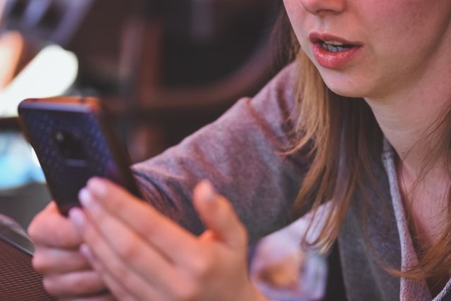 Seorang wanita yang menggunakan smartphone / pexels-alexasfotos