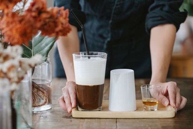 Kopi krim dengan sedikit shot cognac / pexels-charlotte-may
