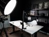 Sebuah studio vlogging indoor yang stylish dilengkapi dengan pencahayaan profesional dan pengaturan kamera / pexels-chelsey-horne