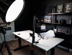 Sebuah studio vlogging indoor yang stylish dilengkapi dengan pencahayaan profesional dan pengaturan kamera / pexels-chelsey-horne