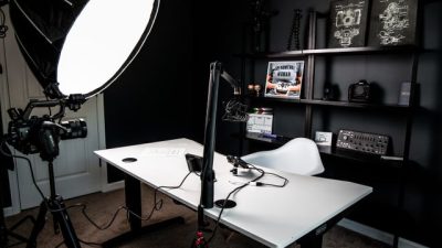 Sebuah studio vlogging indoor yang stylish dilengkapi dengan pencahayaan profesional dan pengaturan kamera / pexels-chelsey-horne