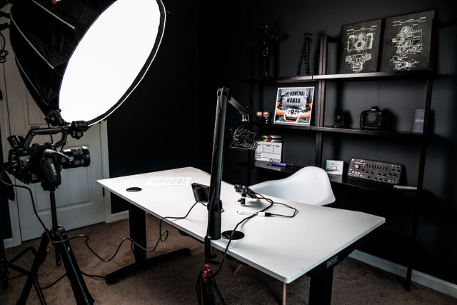 Sebuah studio vlogging indoor yang stylish dilengkapi dengan pencahayaan profesional dan pengaturan kamera / pexels-chelsey-horne