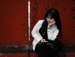 Wanita mengenakan jaket putih duduk dengan berpikir / pexels-da-na