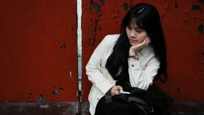 Wanita mengenakan jaket putih duduk dengan berpikir / pexels-da-na