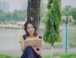 Seseorang sedang menulis tentang impian / pexels-egoagency