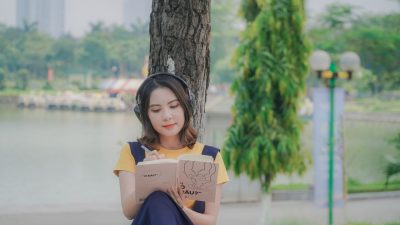 Seseorang sedang menulis tentang impian / pexels-egoagency