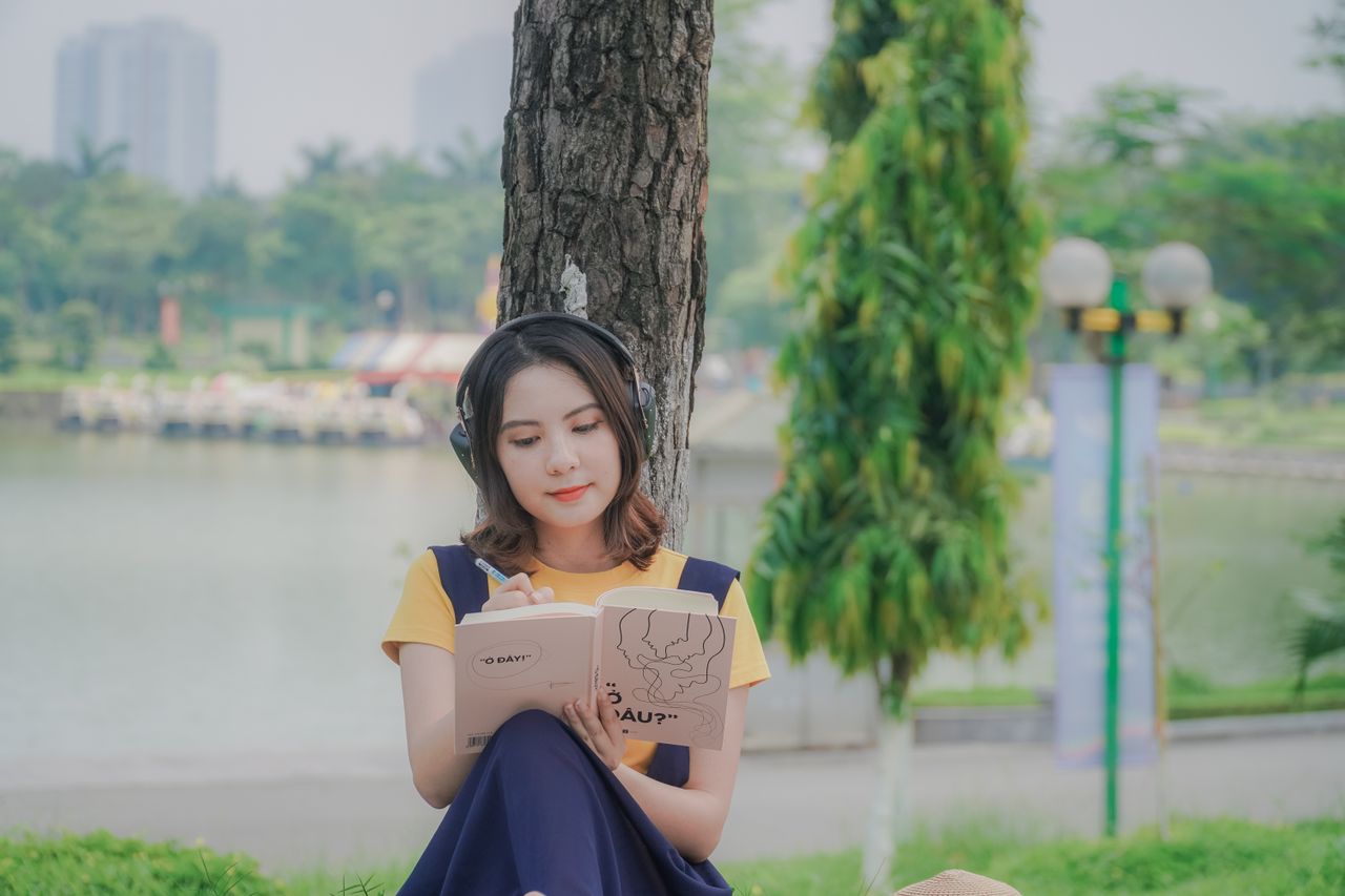Seseorang sedang menulis tentang impian / pexels-egoagency