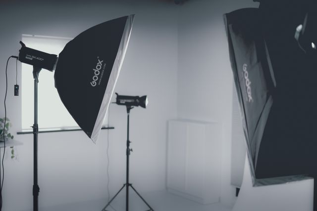 Studio foto modern dengan peralatan pencahayaan softbox dalam pengaturan minimalis / pexels-hcdigital