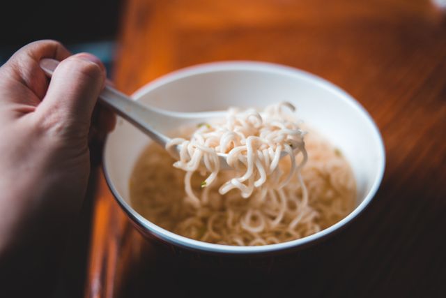 Mie instan di atas mangkuk / pexels-introspectivedsgn