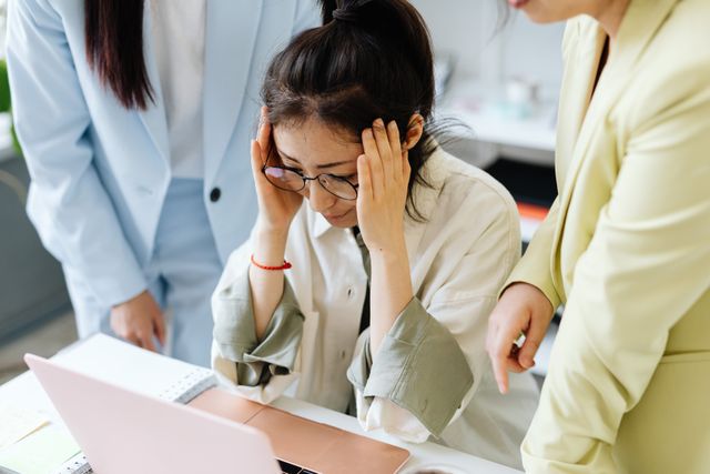 Wanita bisnis yang fokus menyelesaikan masalah kerja yang menantang di lingkungan kantor /   pexels-karola-g