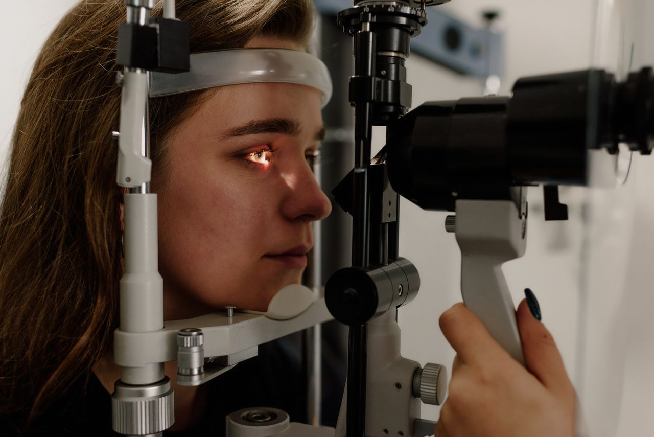 Ilustrasi Photorefractive Keratectomy (pexels-kseniachernaya)