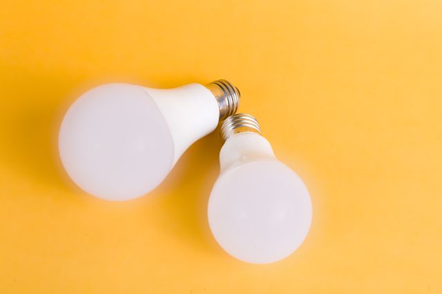 Dua bola lampu LED / pexels-riki-risnandar