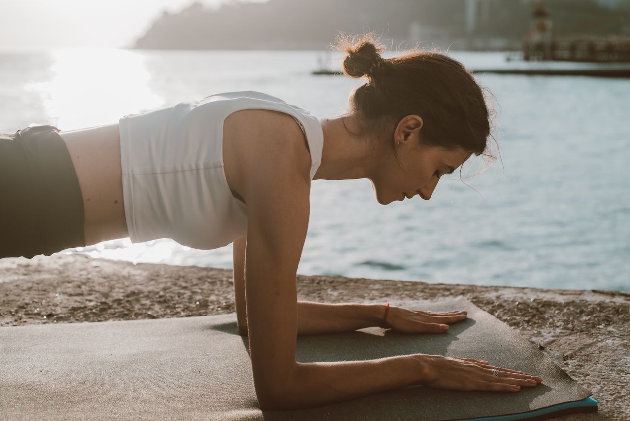Seorang wanita melakukan Plank / pexels-roman-odintsov
