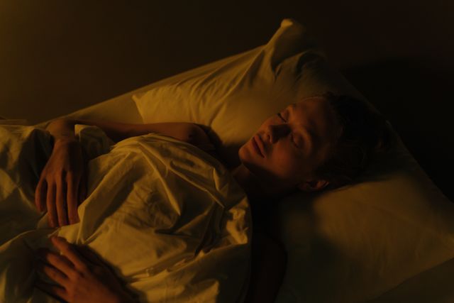 Seorang wanita yang tidur nyenyak di kamar tidur / pexels-ron-lach